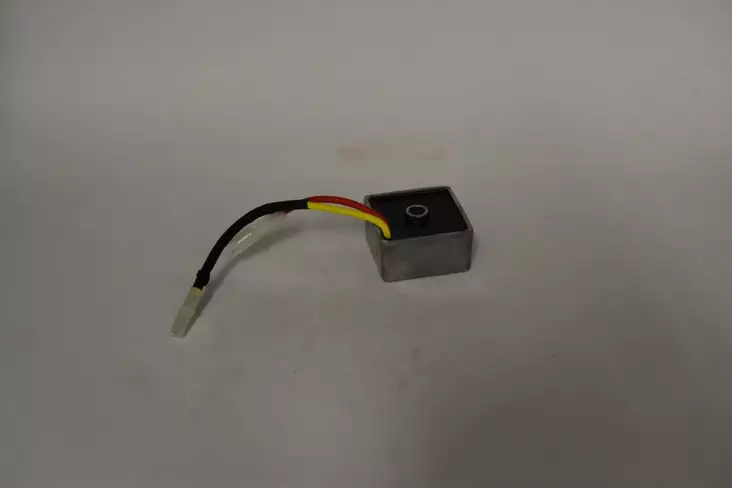 B&S jännitteensäädin 794360 - Sytytyspuolat ja laturit - 794360 - 1